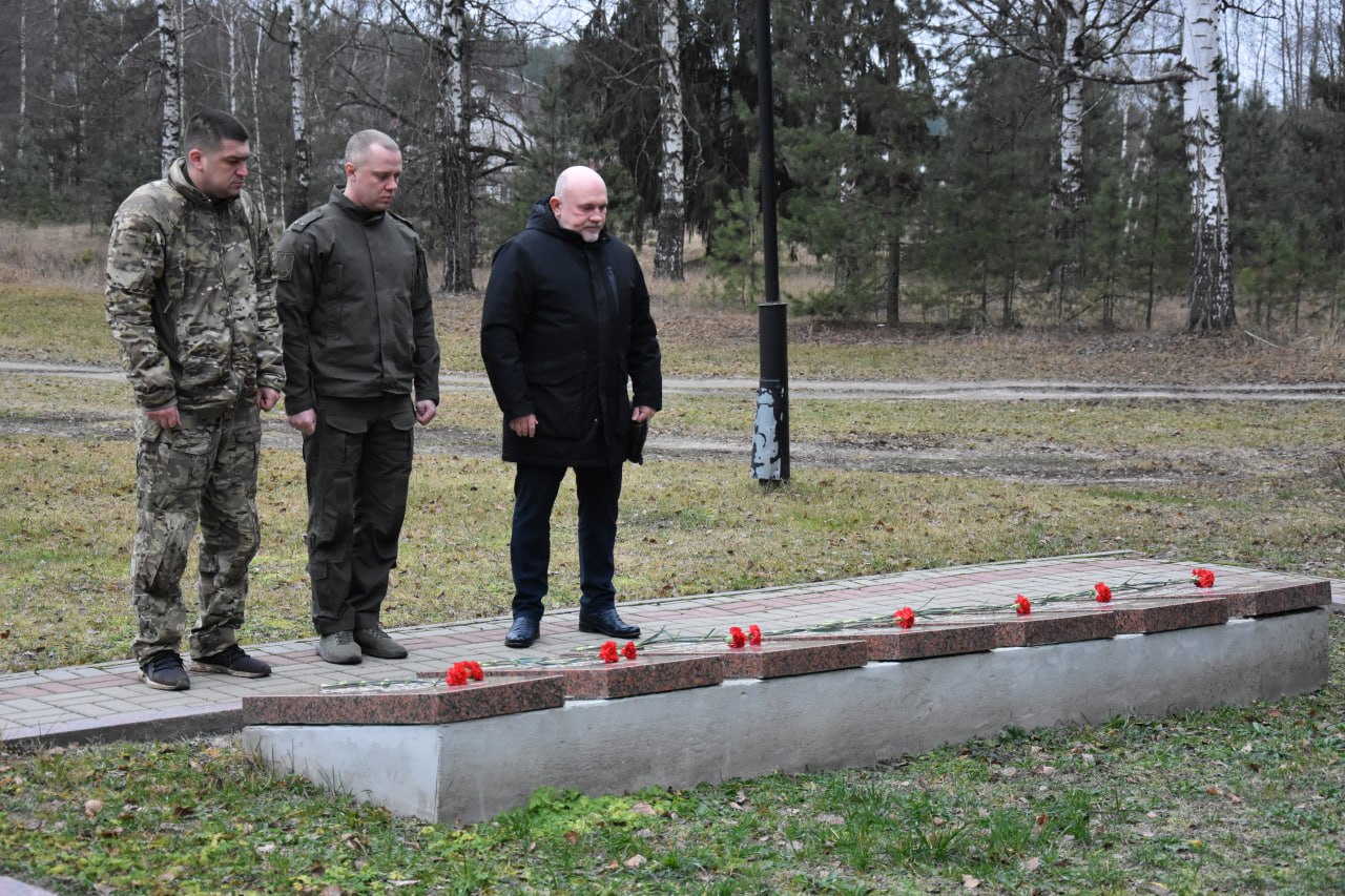 Павел Валяев: В День Героев Отечества мы чтим память истинных патриотов своей Отчизны и преклоняемся перед каждодневным подвигом соотечественников, кто сегодня на передовой и в тылу вершат историю побед сильной и единой... Павел Валяев: В День Героев Отечества мы чтим память истинных патриотов своей Отчизны и преклоняемся перед каждодневным подвигом соотечественников, кто сегодня на передовой и в тылу вершат историю побед сильной и единой...