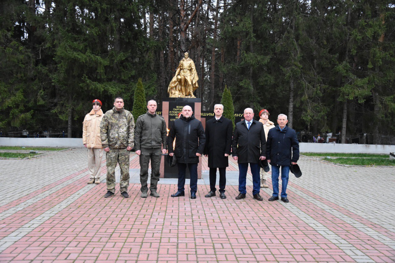 В Дятьковском районе почтили память погибших Героев Отечества В Дятьковском районе почтили память погибших Героев Отечества