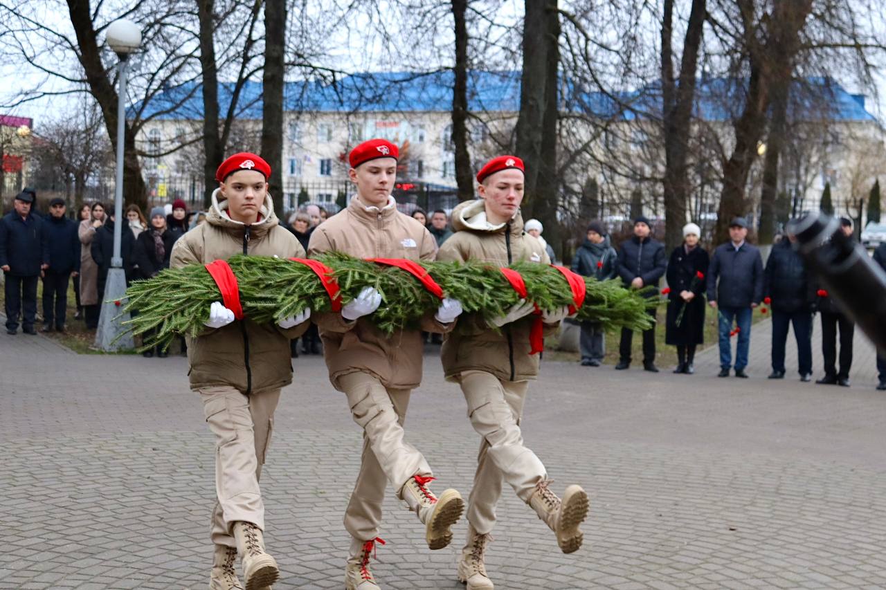 Сегодня, 9 декабря в сквере 70-летия Победы в Великой Отечественной войне 1941-1945 годов состоялся митинг, посвященный Дню Героев Отечества
