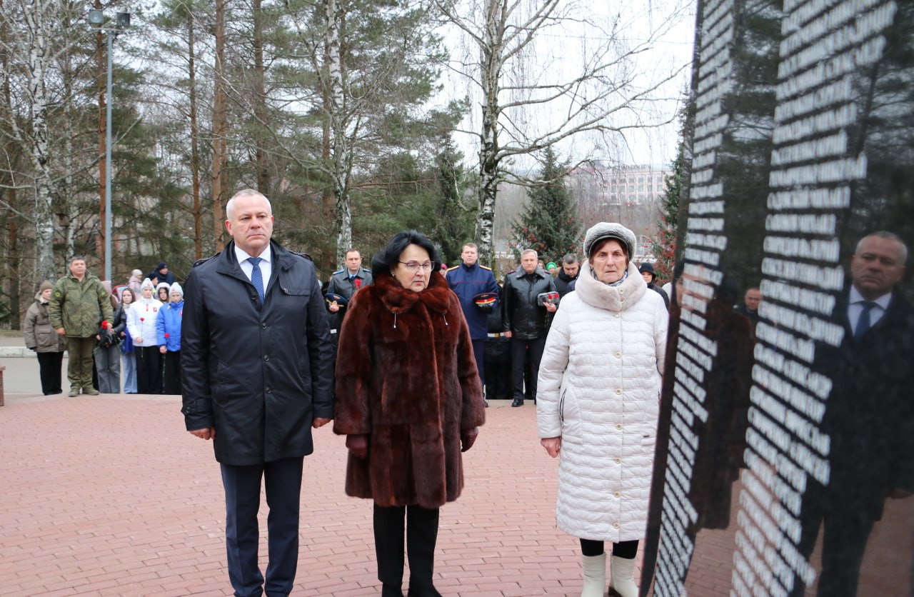 В День Героев Отечества у мемориала воинам-интернационалистам в Брянске, на аллее, где установлен памятник «Круговая оборона», спикер Валентин Суббот и депутаты областной Думы приняли участие в торжественной церемонии... В День Героев Отечества у мемориала воинам-интернационалистам в Брянске, на аллее, где установлен памятник «Круговая оборона», спикер Валентин Суббот и депутаты областной Думы приняли участие в торжественной церемонии...