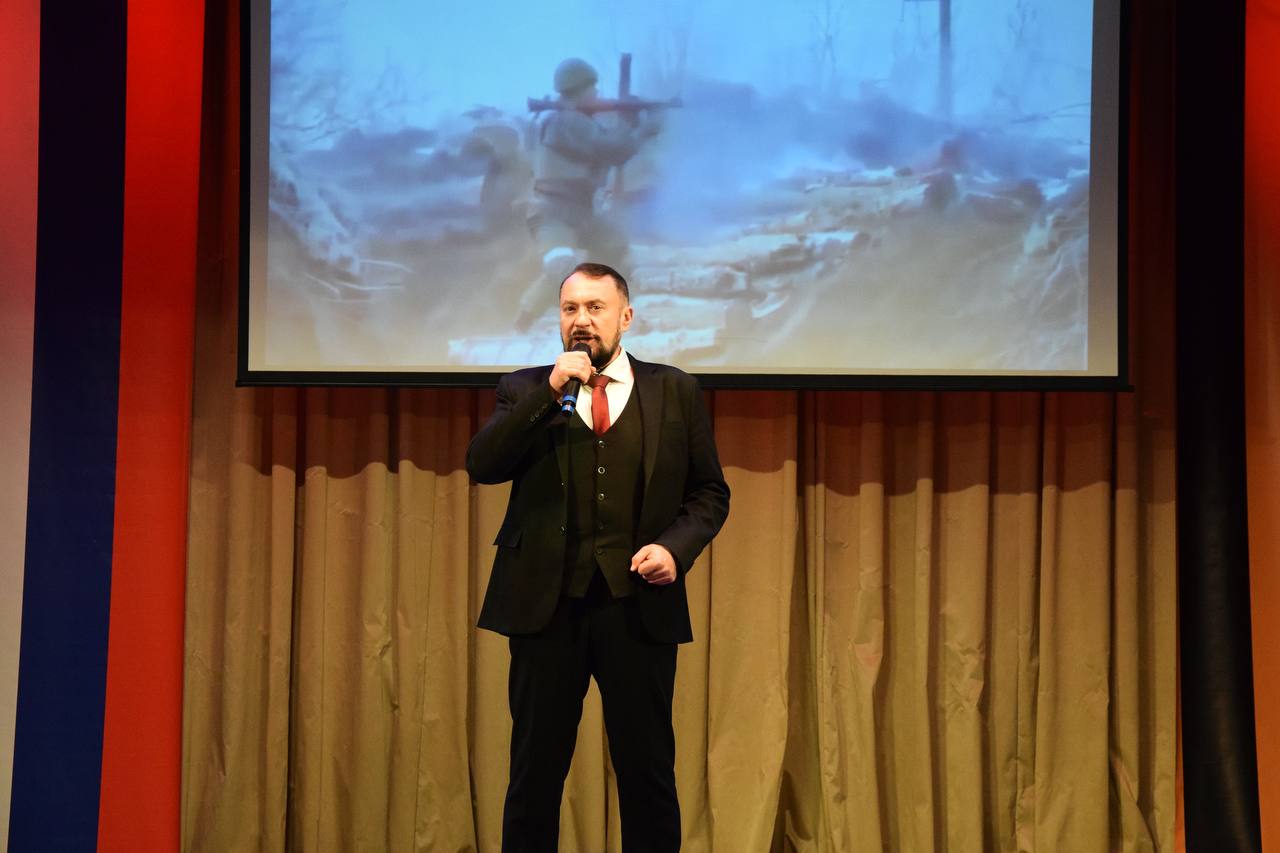 9 декабря, в День Героев Отечества, в Городском Доме культуры Советского района состоялся молодежный патриотический концерт «Сила. Единство. Память..» студентов Брянского филиала Президентской академии 9 декабря, в День Героев Отечества, в Городском Доме культуры Советского района состоялся молодежный патриотический концерт «Сила. Единство. Память..» студентов Брянского филиала Президентской академии