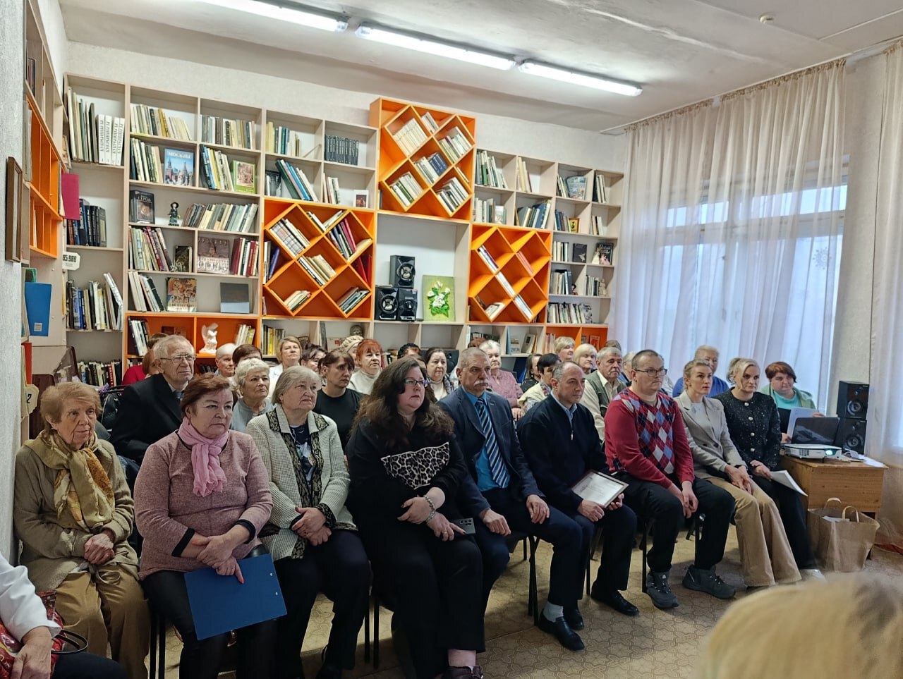 Накануне Международного дня инвалидов в помещении МБУК «ЦБС Брянского района» ГКУ Госюрбюро Брянской области совместно с КЦСОН Брянского района провело просветительское мероприятие для лиц с ограниченными возможностями