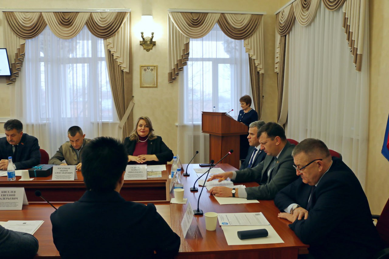 На заседании комитета по делам ветеранов, участников боевых действий и их семей рассмотрен целый блок вопросов, касающихся помощи участникам СВО