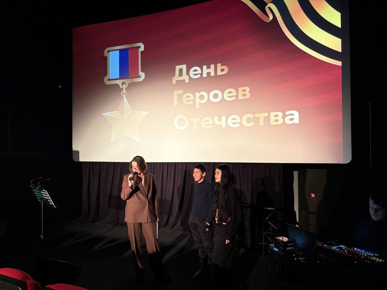 Сегодня в зале кинотеатра "Салют" состоялась концертная программа, посвященная прошедшему Дню Героев Отечества, от Солистов Городского Дворца культуры и искусства в рамках творческого проекта "Пусть всегда будет завтра" Сегодня в зале кинотеатра "Салют" состоялась концертная программа, посвященная прошедшему Дню Героев Отечества, от Солистов Городского Дворца культуры и искусства в рамках творческого проекта "Пусть всегда будет завтра"