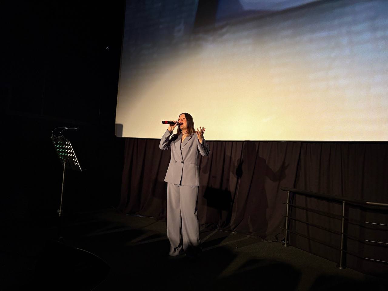 Сегодня в зале кинотеатра "Салют" состоялась концертная программа, посвященная прошедшему Дню Героев Отечества, от Солистов Городского Дворца культуры и искусства в рамках творческого проекта "Пусть всегда будет завтра" Сегодня в зале кинотеатра "Салют" состоялась концертная программа, посвященная прошедшему Дню Героев Отечества, от Солистов Городского Дворца культуры и искусства в рамках творческого проекта "Пусть всегда будет завтра"