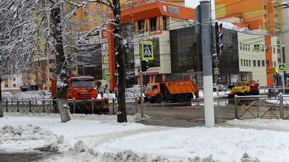В Брянске коммунальщики продолжают вести борьбу с последствиями снегопада