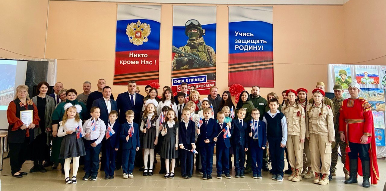 Сегодня в школе №1 в рамках социального проекта Знамя Победы прошло торжественное мероприятие, посвященное Дню Героев Отечества