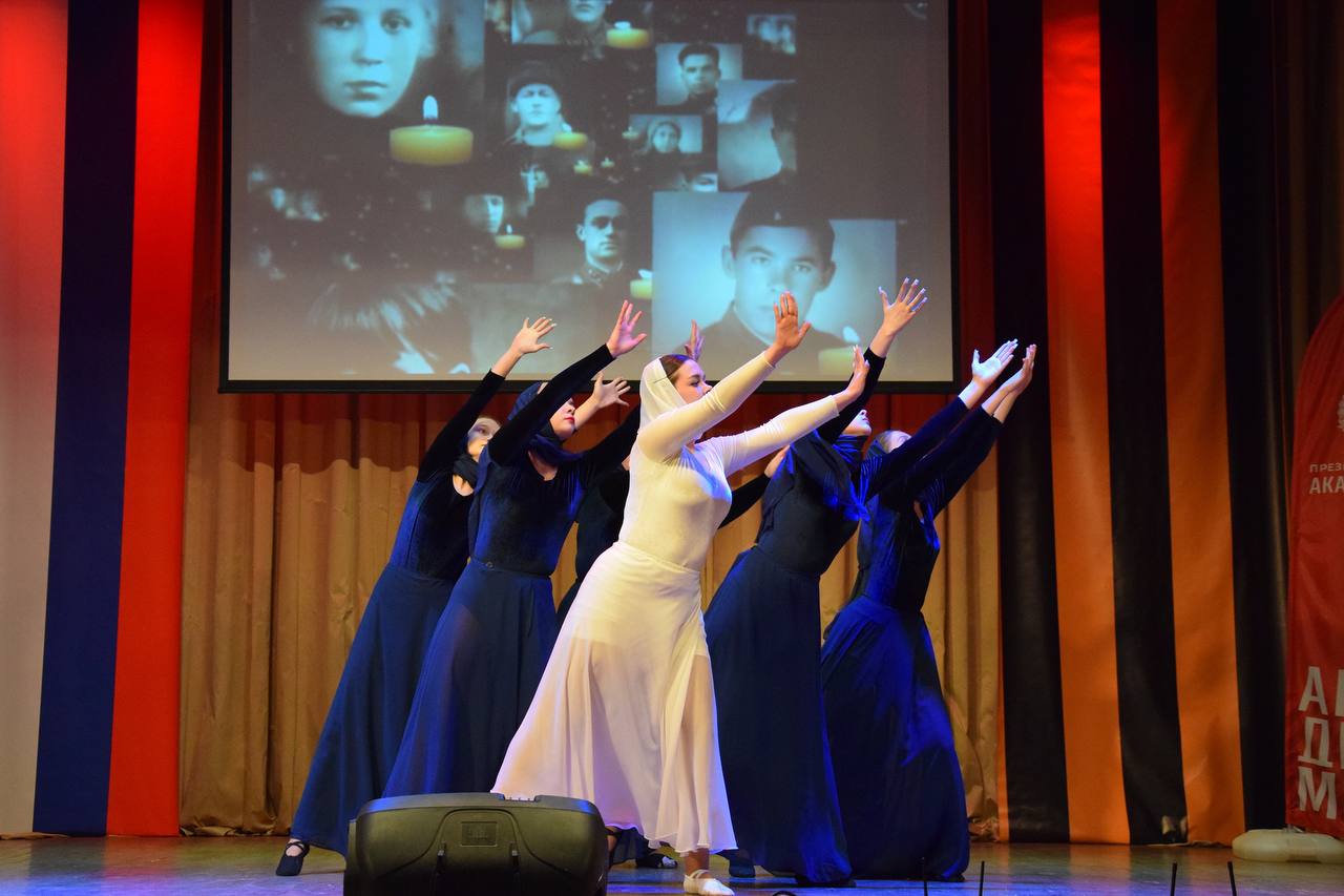 9 декабря, в День Героев Отечества, в Городском Доме культуры Советского района состоялся молодежный патриотический концерт «Сила. Единство. Память..» студентов Брянского филиала Президентской академии 9 декабря, в День Героев Отечества, в Городском Доме культуры Советского района состоялся молодежный патриотический концерт «Сила. Единство. Память..» студентов Брянского филиала Президентской академии