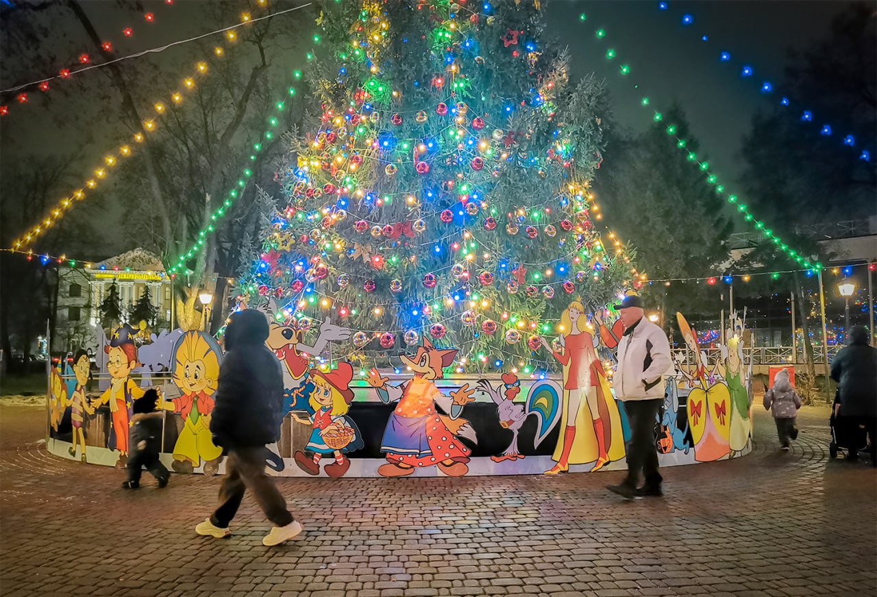 Главная ёлка Брянска уже дарит всем новогоднее настроение Главная ёлка Брянска уже дарит всем новогоднее настроение