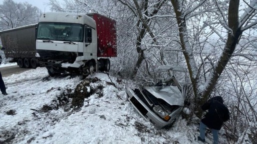 Под Трубчевском произошла авария с участием фуры и легковушки