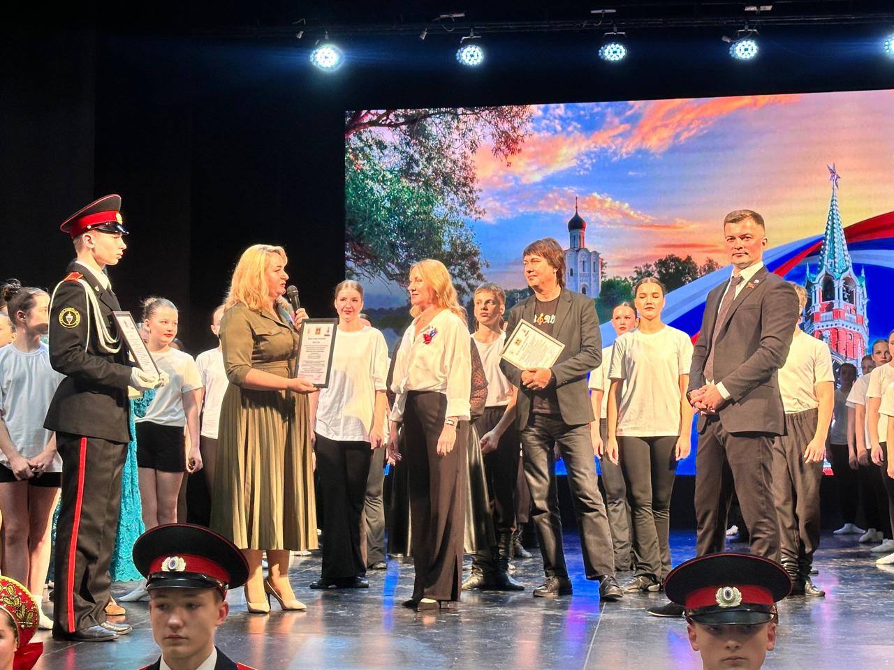 В преддверии Дня Героев Отечества Детская хореографическая школа города Брянска вместе с Комитетом семей воинов Отечества провела трогательный концерт «Про-детство! Про-Победу!» В преддверии Дня Героев Отечества Детская хореографическая школа города Брянска вместе с Комитетом семей воинов Отечества провела трогательный концерт «Про-детство! Про-Победу!»