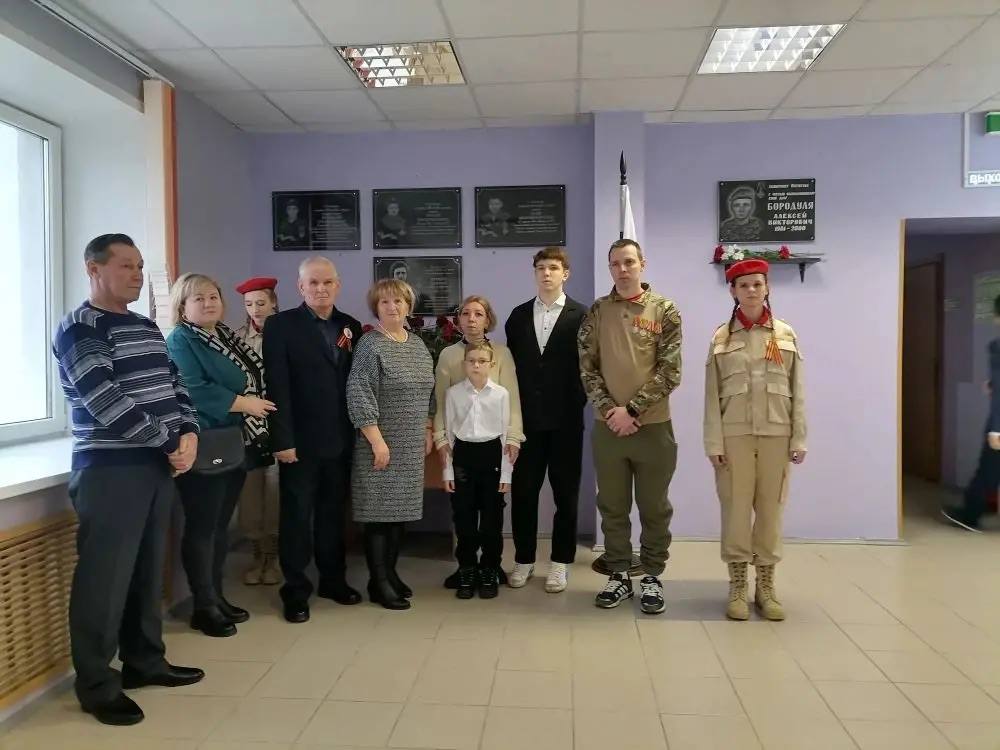 В День Героев Отечества в МБОУ «Домашовская СОШ» открыли мемориальную доску в память выпускника школы — Дмитрия Ерохина, погибшего при исполнении воинского долга в ходе специальной военной операции В День Героев Отечества в МБОУ «Домашовская СОШ» открыли мемориальную доску в память выпускника школы — Дмитрия Ерохина, погибшего при исполнении воинского долга в ходе специальной военной операции