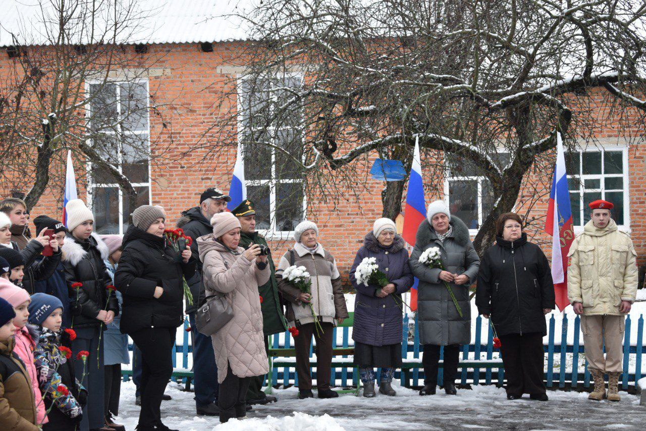 На здании Рожновской основной школы открыли памятную мемориальную доску Виктору Викторовичу Хрычеву На здании Рожновской основной школы открыли памятную мемориальную доску Виктору Викторовичу Хрычеву