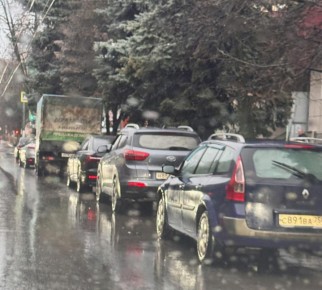 Мэрия Брянска пока проигрывает борьбу с нарушителями парковки у 4-й поликлиники на улице Фокина