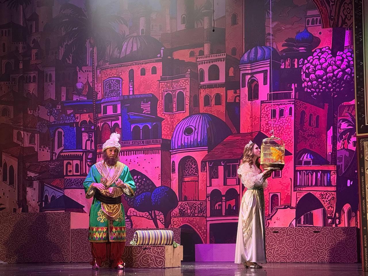 В Брянском театре юного зрителя состоялась сдача нового яркого спектакля - музыкальной сказки «Волшебная лампа Аладдина» (6+) В Брянском театре юного зрителя состоялась сдача нового яркого спектакля - музыкальной сказки «Волшебная лампа Аладдина» (6+)