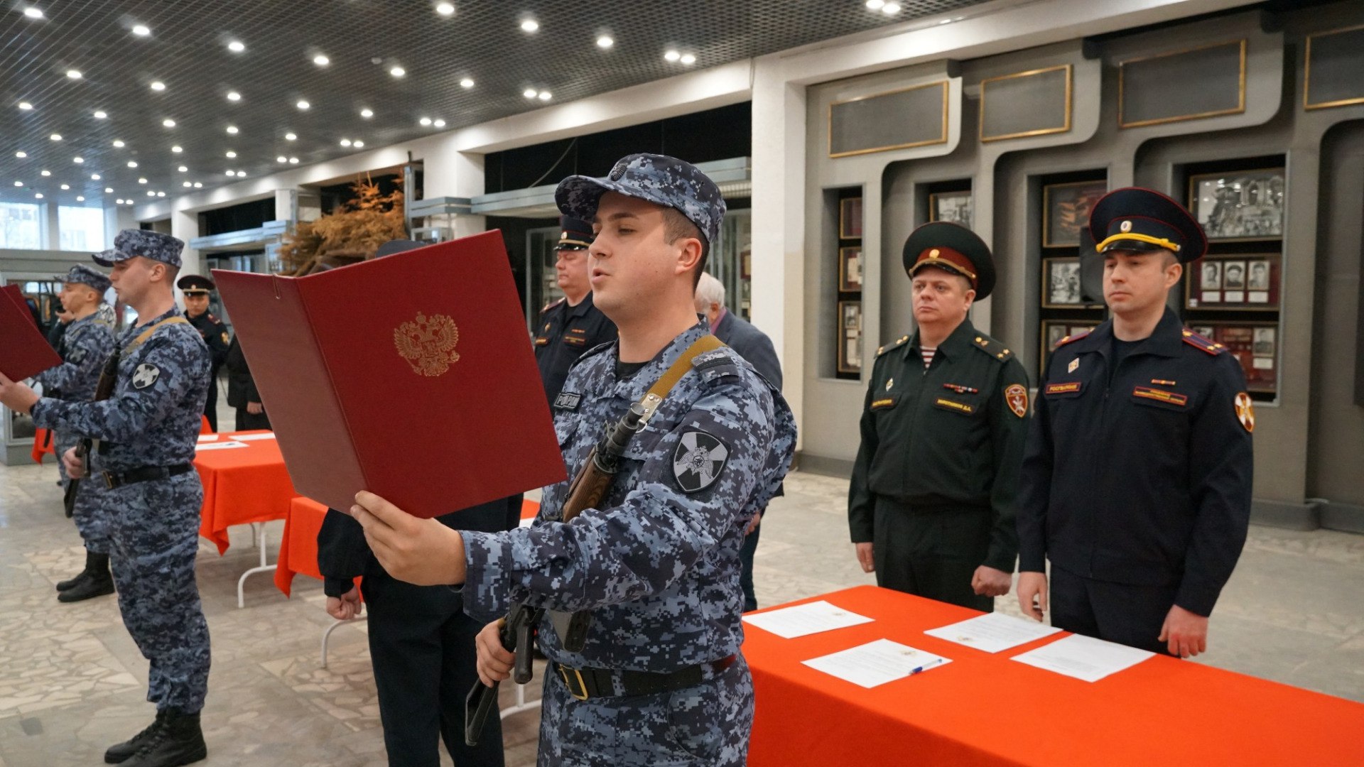 В преддверии Дня Конституции в Брянске сотрудники Росгвардии приняли присягу