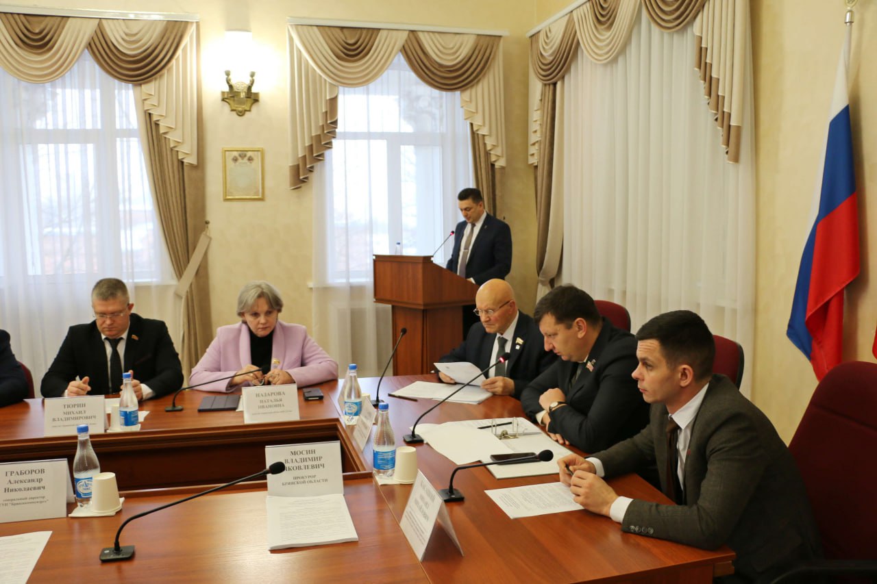 Комитет областной Думы по ЖКХ, дорожному строительству, транспорту и ТЭК на своем заседании обсудил реализацию проекта «Развитие транспортной инфраструктуры на сельских территориях», в которой значатся две дороги общей...