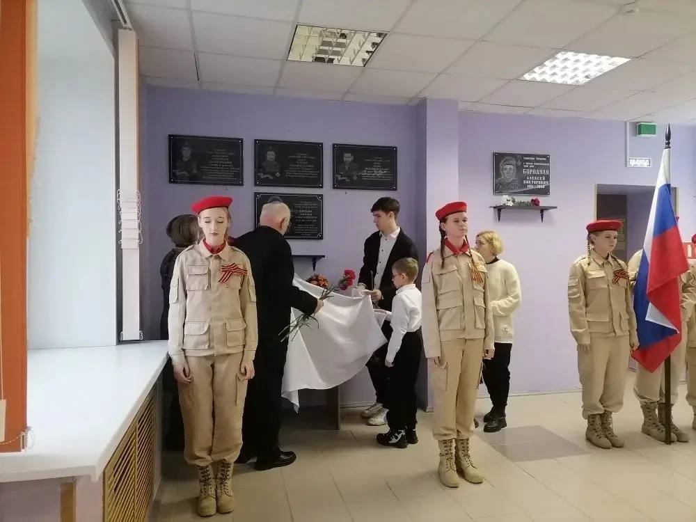 В День Героев Отечества в МБОУ «Домашовская СОШ» открыли мемориальную доску в память выпускника школы — Дмитрия Ерохина, погибшего при исполнении воинского долга в ходе специальной военной операции В День Героев Отечества в МБОУ «Домашовская СОШ» открыли мемориальную доску в память выпускника школы — Дмитрия Ерохина, погибшего при исполнении воинского долга в ходе специальной военной операции