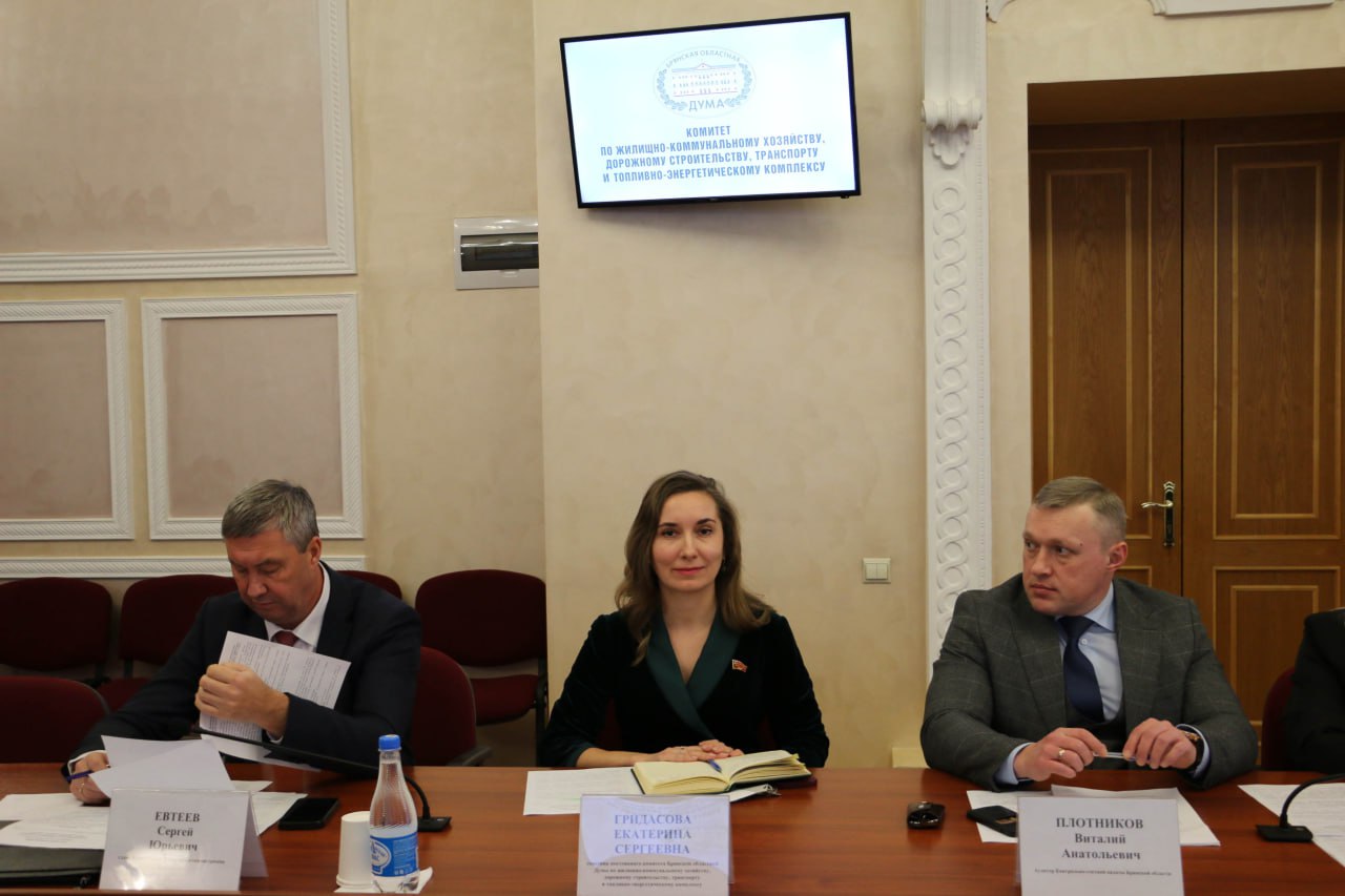 Комитет областной Думы по ЖКХ, дорожному строительству, транспорту и ТЭК на своем заседании обсудил реализацию проекта «Развитие транспортной инфраструктуры на сельских территориях», в которой значатся две дороги общей... Комитет областной Думы по ЖКХ, дорожному строительству, транспорту и ТЭК на своем заседании обсудил реализацию проекта «Развитие транспортной инфраструктуры на сельских территориях», в которой значатся две дороги общей...