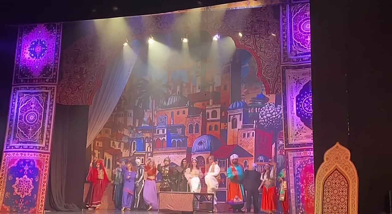 В Брянском театре юного зрителя состоялась сдача нового яркого спектакля - музыкальной сказки «Волшебная лампа Аладдина» (6+)