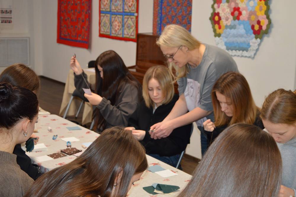 Продолжается активное сотрудничество Центра «Народное творчество» со студентами Брянского профессионально-педагогического колледжа и в рамках реализации программы «Пушкинская карта» Продолжается активное сотрудничество Центра «Народное творчество» со студентами Брянского профессионально-педагогического колледжа и в рамках реализации программы «Пушкинская карта»