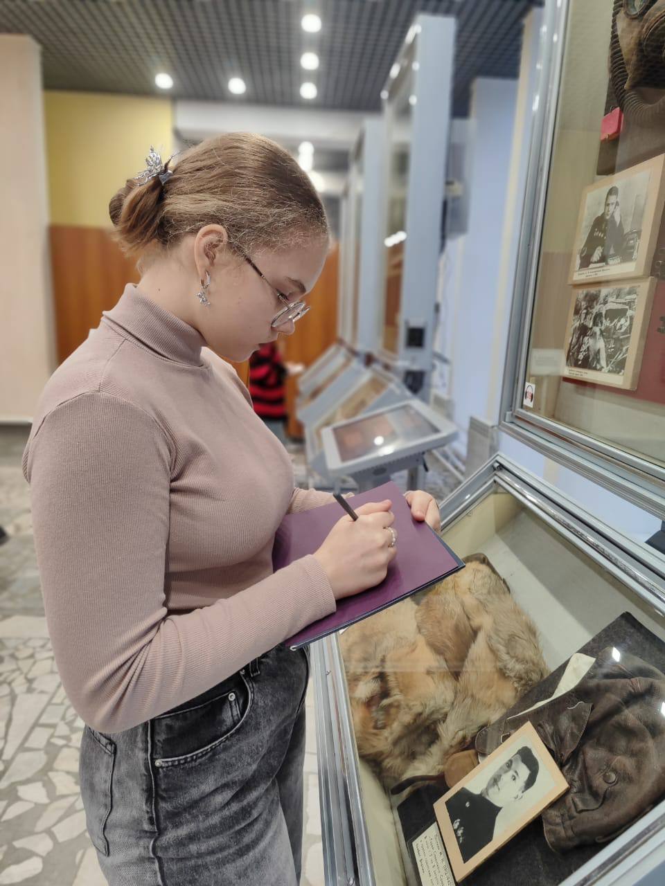 Учащиеся Муниципального бюджетного учреждения дополнительного образования «Брянская детская художественная школа» посетили Брянский областной краеведческий музей, где прошёл первый урок из нового проекта " Лики истории"... Учащиеся Муниципального бюджетного учреждения дополнительного образования «Брянская детская художественная школа» посетили Брянский областной краеведческий музей, где прошёл первый урок из нового проекта " Лики истории"...