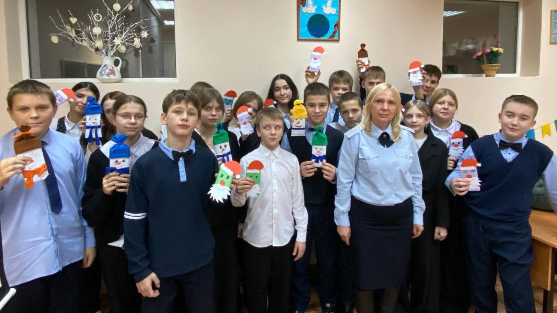 Брянские школьники создали "Новогодние талисманы добра" для бойцов