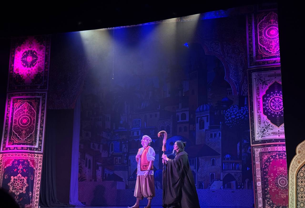 В Брянском театре юного зрителя состоялась сдача нового яркого спектакля - музыкальной сказки «Волшебная лампа Аладдина» (6+) В Брянском театре юного зрителя состоялась сдача нового яркого спектакля - музыкальной сказки «Волшебная лампа Аладдина» (6+)