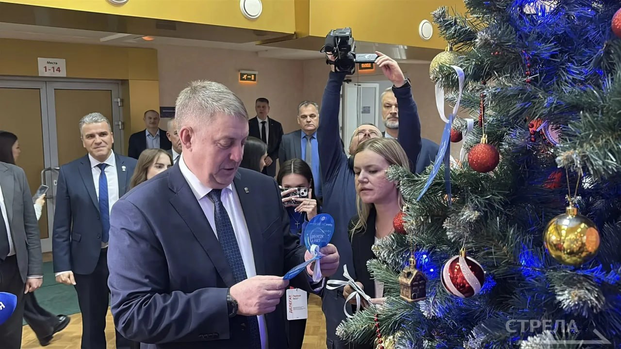 Сегодня в Брянске в рамках регионального форума Движения Первых «Навстречу мечте» Губернатор Александр Богомаз дал старт Всероссийской благотворительной акции «Ёлка желаний» Сегодня в Брянске в рамках регионального форума Движения Первых «Навстречу мечте» Губернатор Александр Богомаз дал старт Всероссийской благотворительной акции «Ёлка желаний»