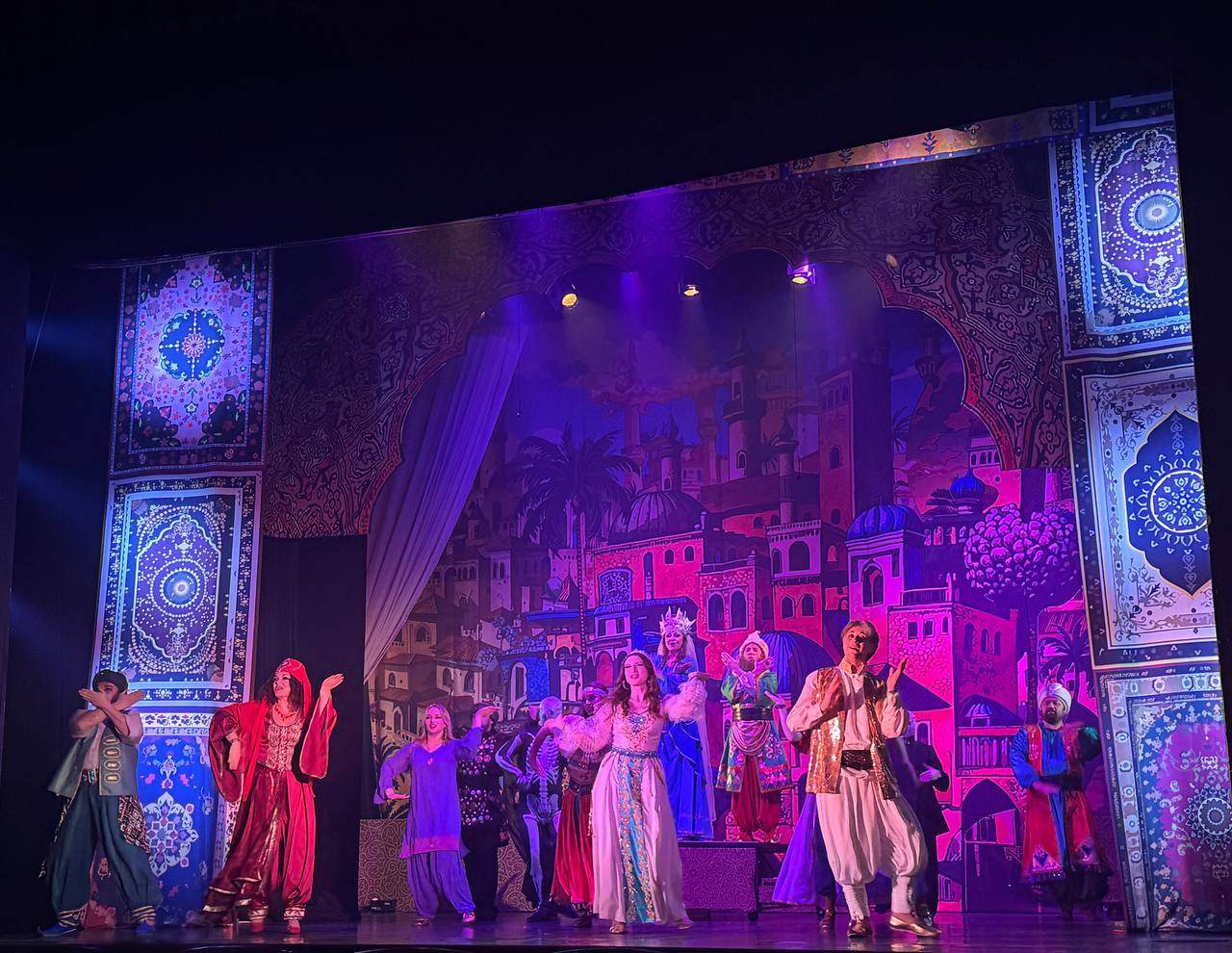 В Брянском театре юного зрителя состоялась сдача нового яркого спектакля - музыкальной сказки «Волшебная лампа Аладдина» (6+) В Брянском театре юного зрителя состоялась сдача нового яркого спектакля - музыкальной сказки «Волшебная лампа Аладдина» (6+)