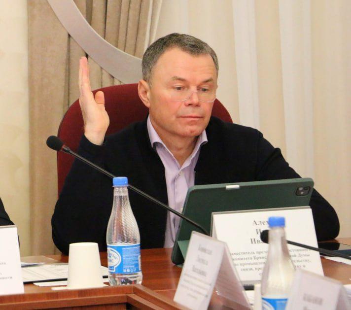 Очевидно, что депутат Брянской облдумы Игорь Алехин очень любит американские «яблочные» гаджеты