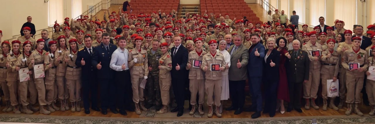 В Брянском городском образовательном комплексе №59 прошло торжественное собрание, посвящённое Дню Героев Отечества