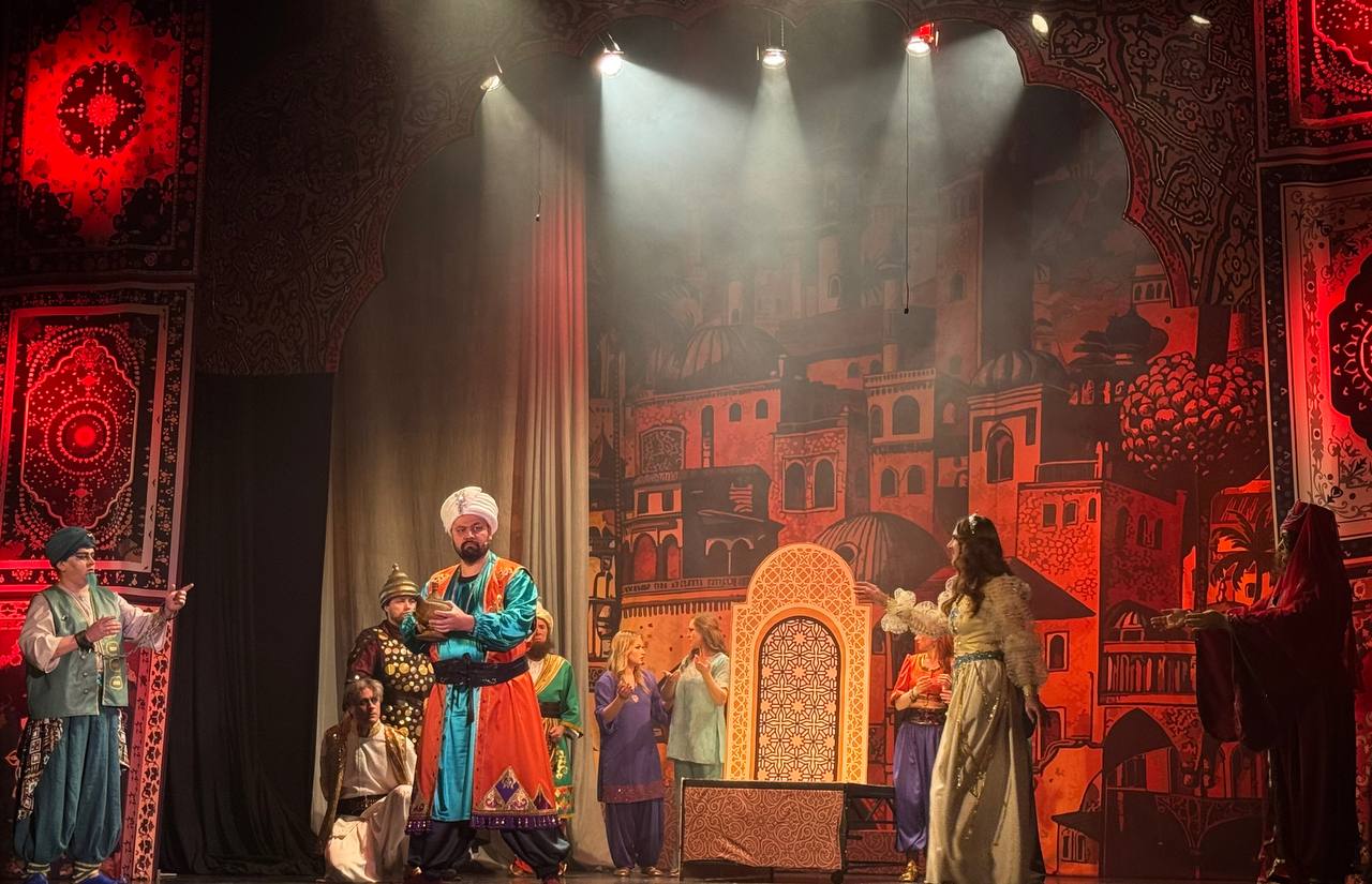 В Брянском театре юного зрителя состоялась сдача нового яркого спектакля - музыкальной сказки «Волшебная лампа Аладдина» (6+) В Брянском театре юного зрителя состоялась сдача нового яркого спектакля - музыкальной сказки «Волшебная лампа Аладдина» (6+)