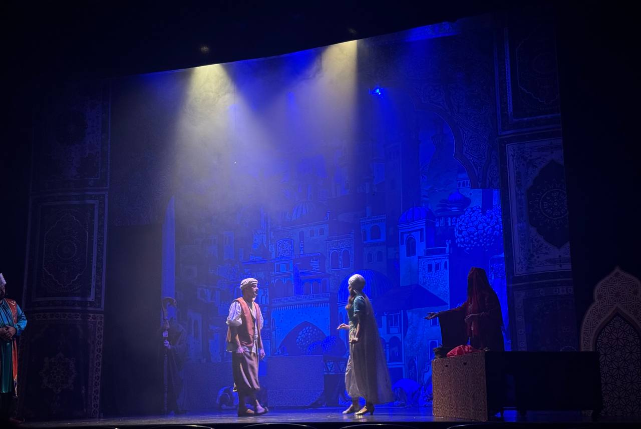 В Брянском театре юного зрителя состоялась сдача нового яркого спектакля - музыкальной сказки «Волшебная лампа Аладдина» (6+) В Брянском театре юного зрителя состоялась сдача нового яркого спектакля - музыкальной сказки «Волшебная лампа Аладдина» (6+)