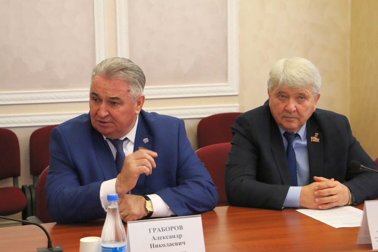 Комитет областной Думы по ЖКХ, дорожному строительству, транспорту и ТЭК на своем заседании обсудил реализацию проекта «Развитие транспортной инфраструктуры на сельских территориях», в которой значатся две дороги общей... Комитет областной Думы по ЖКХ, дорожному строительству, транспорту и ТЭК на своем заседании обсудил реализацию проекта «Развитие транспортной инфраструктуры на сельских территориях», в которой значатся две дороги общей...