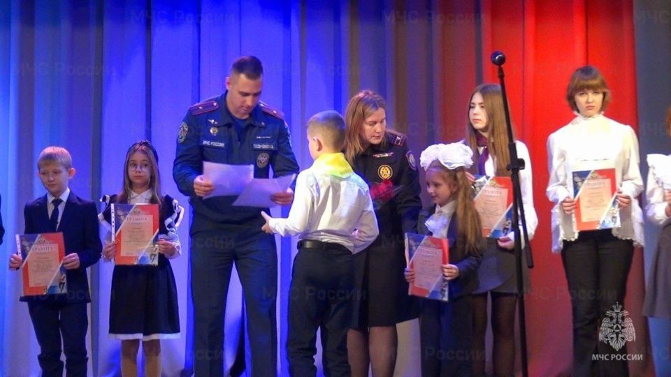 Клинцы отметили 35-летие МЧС: Юные пожарные показали мастерство и креатив