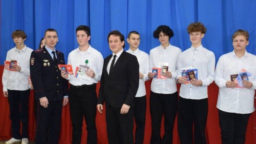 В Климово 11 школьников получили первые паспорта в День Конституции