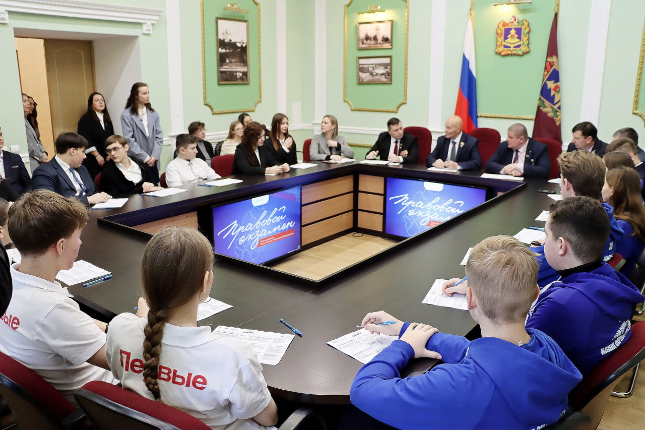 12 декабря в России отмечают День главного закона страны — Конституции Российской Федерации 12 декабря в России отмечают День главного закона страны — Конституции Российской Федерации