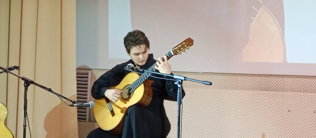 В Детской школе искусств №3 им.Г.В.Свиридова состоялся концерт выдающейся гитаристки ИРИНЫ АЛЕКСАНДРОВОЙ В Детской школе искусств №3 им.Г.В.Свиридова состоялся концерт выдающейся гитаристки ИРИНЫ АЛЕКСАНДРОВОЙ