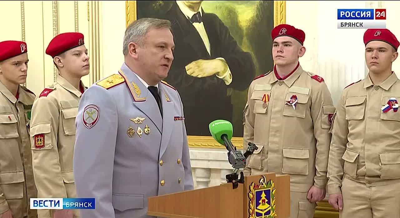 Начальник УМВД России по Брянской области Алексей Солдатов принял участие в торжественной церемонии вручения первых паспортов