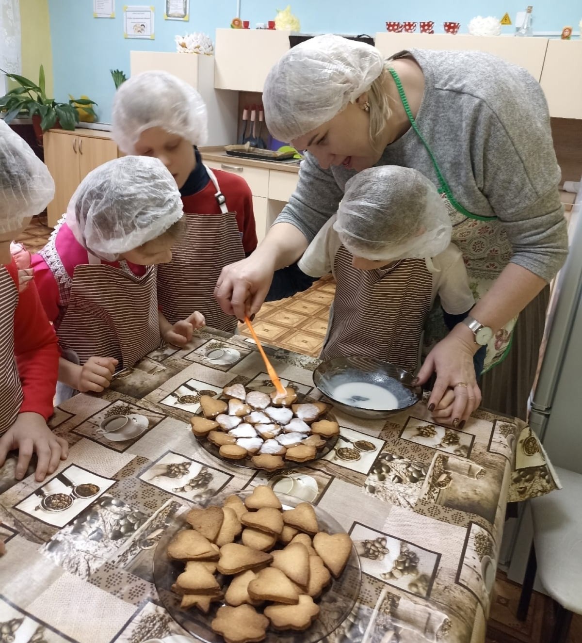 Наша идея - приготовить песочное печенье с говорящим названием "Дарим тепло наших рук" Наша идея - приготовить песочное печенье с говорящим названием "Дарим тепло наших рук"