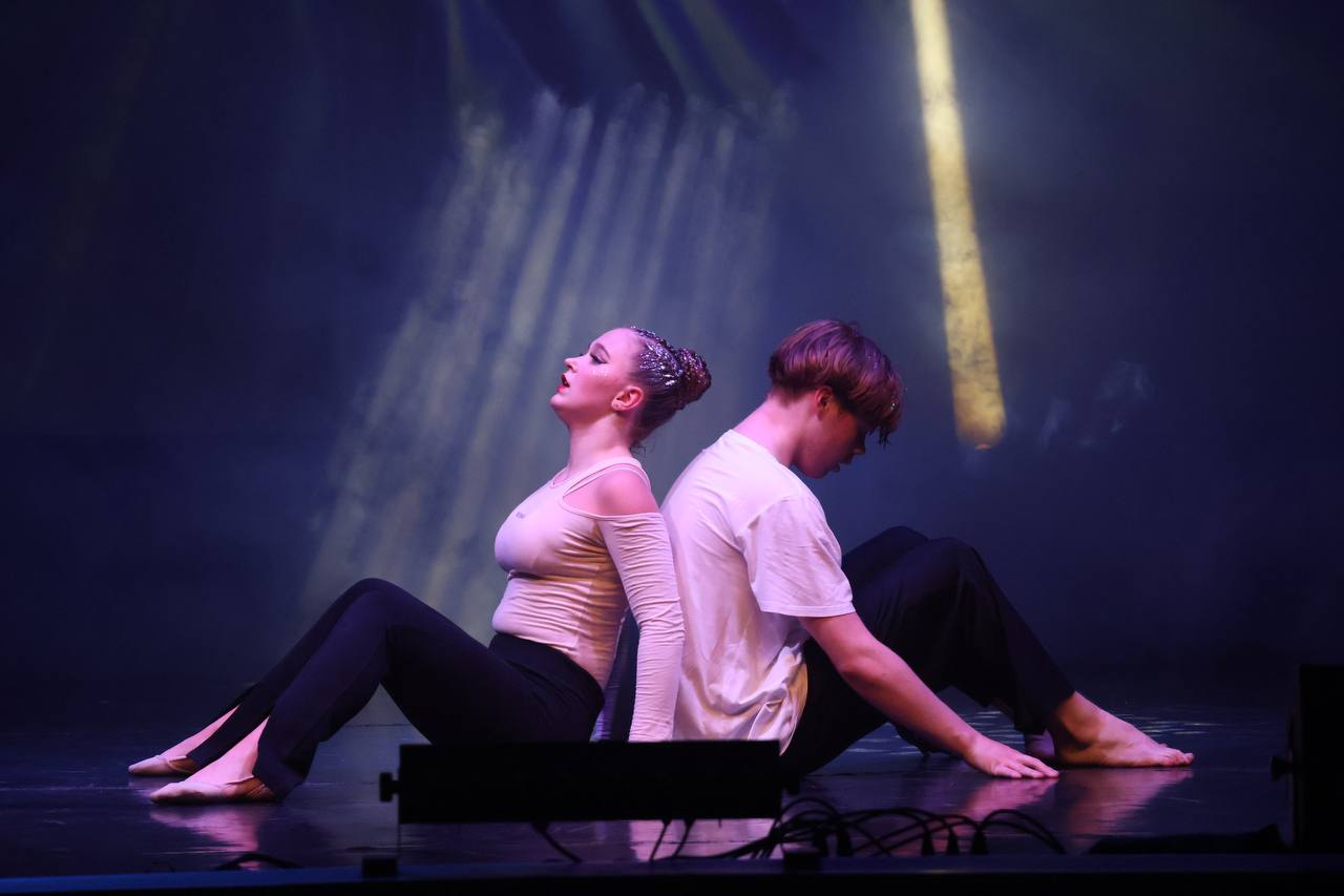 «Новогоднее волшебство». 12 декабря на сцене Дворца культуры им.Д.Н.Медведева, состоялась новогодняя ШОУ-ПРОГРАММА Образцового ансамбля эстрадного танца "Матрица", а также артистов и творческих коллективов нашего Дворца «Новогоднее волшебство». 12 декабря на сцене Дворца культуры им.Д.Н.Медведева, состоялась новогодняя ШОУ-ПРОГРАММА Образцового ансамбля эстрадного танца "Матрица", а также артистов и творческих коллективов нашего Дворца