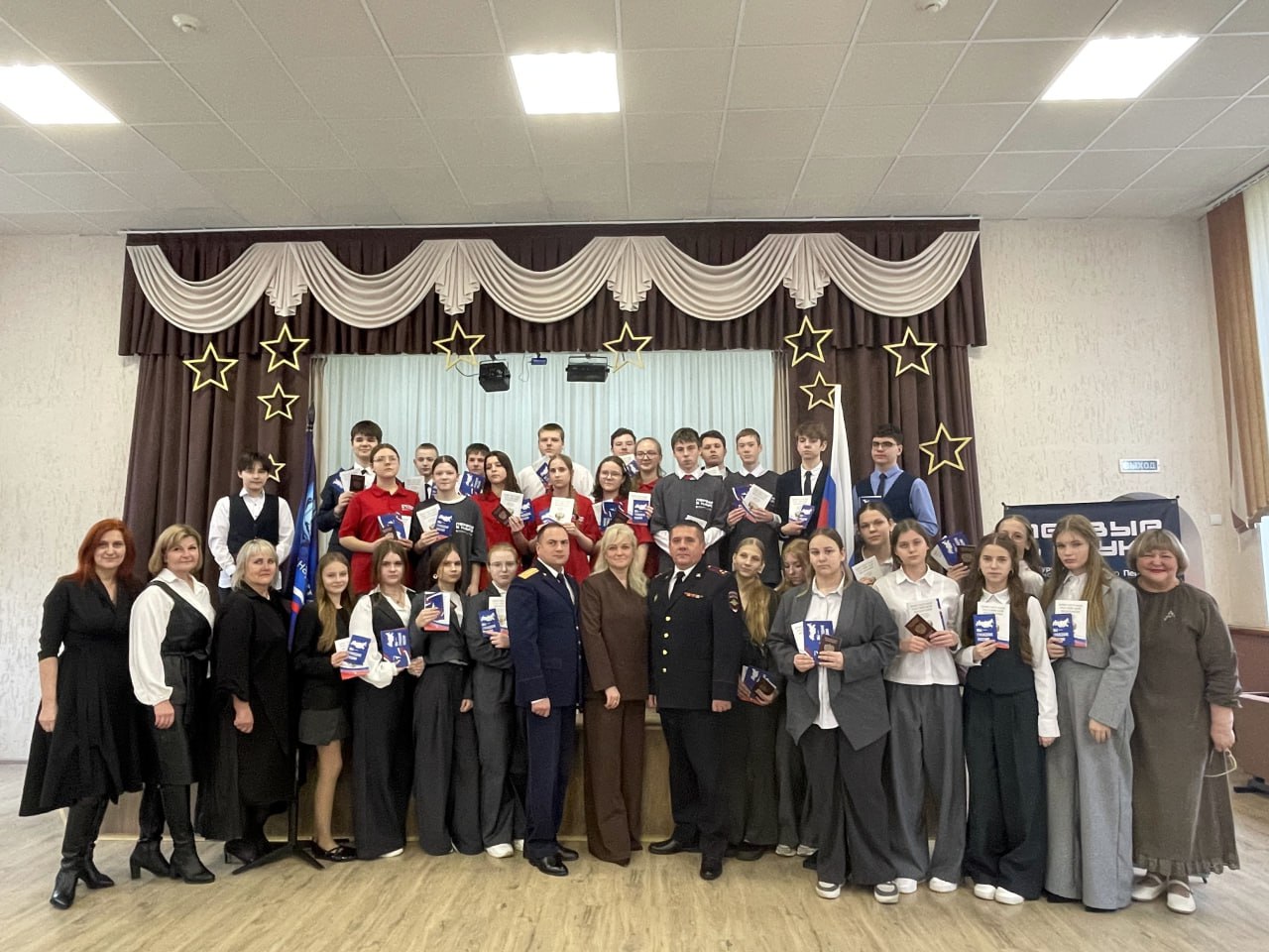 Руководитель межрайонного следственного отдела принял участие во вручении паспортов активистам «Движение Первых» в городе Клинцы Руководитель межрайонного следственного отдела принял участие во вручении паспортов активистам «Движение Первых» в городе Клинцы