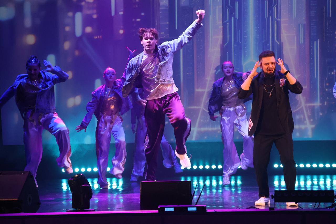 «Новогоднее волшебство». 12 декабря на сцене Дворца культуры им.Д.Н.Медведева, состоялась новогодняя ШОУ-ПРОГРАММА Образцового ансамбля эстрадного танца "Матрица", а также артистов и творческих коллективов нашего Дворца «Новогоднее волшебство». 12 декабря на сцене Дворца культуры им.Д.Н.Медведева, состоялась новогодняя ШОУ-ПРОГРАММА Образцового ансамбля эстрадного танца "Матрица", а также артистов и творческих коллективов нашего Дворца