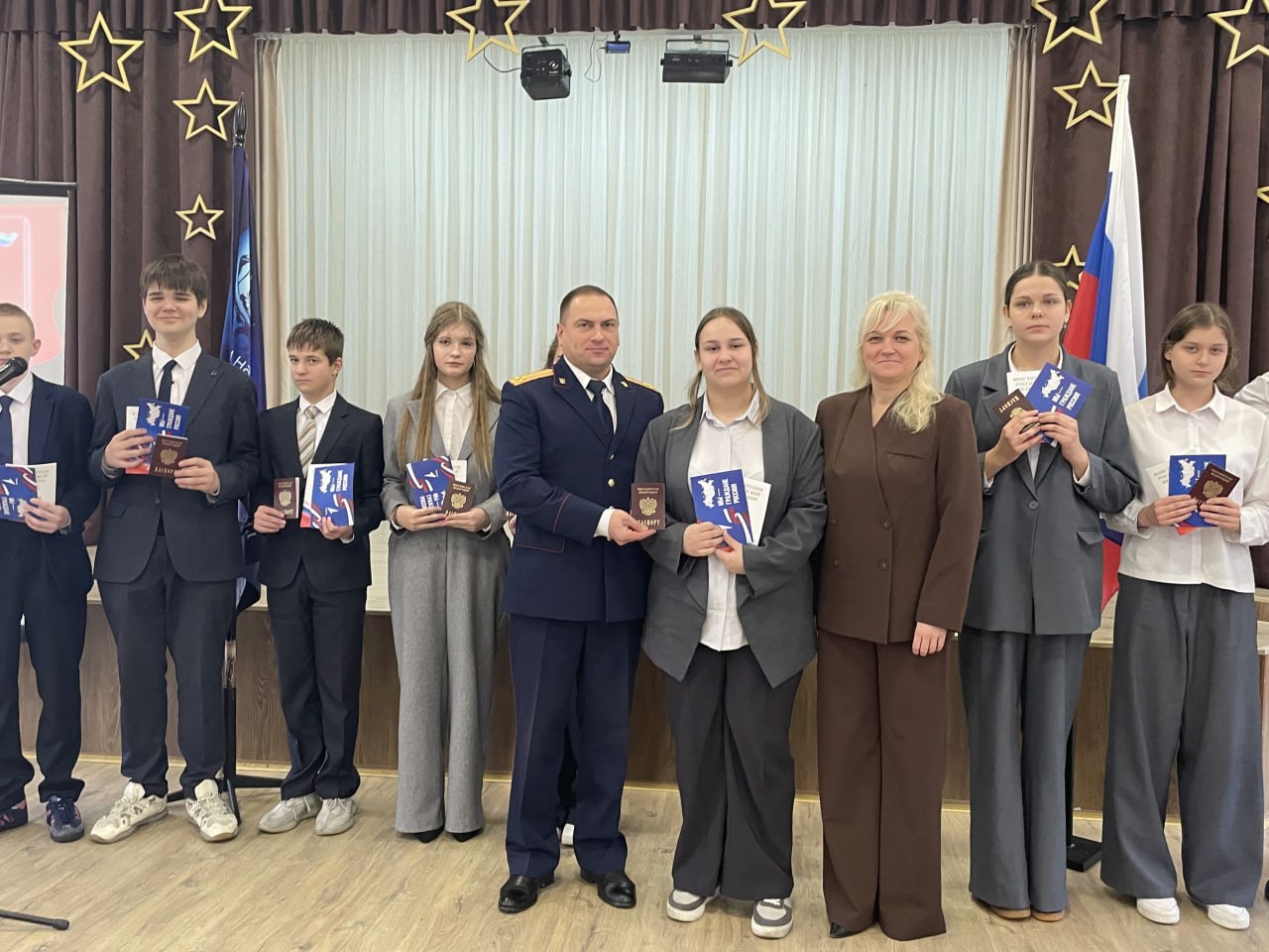 Руководитель межрайонного следственного отдела принял участие во вручении паспортов активистам «Движение Первых» в городе Клинцы Руководитель межрайонного следственного отдела принял участие во вручении паспортов активистам «Движение Первых» в городе Клинцы