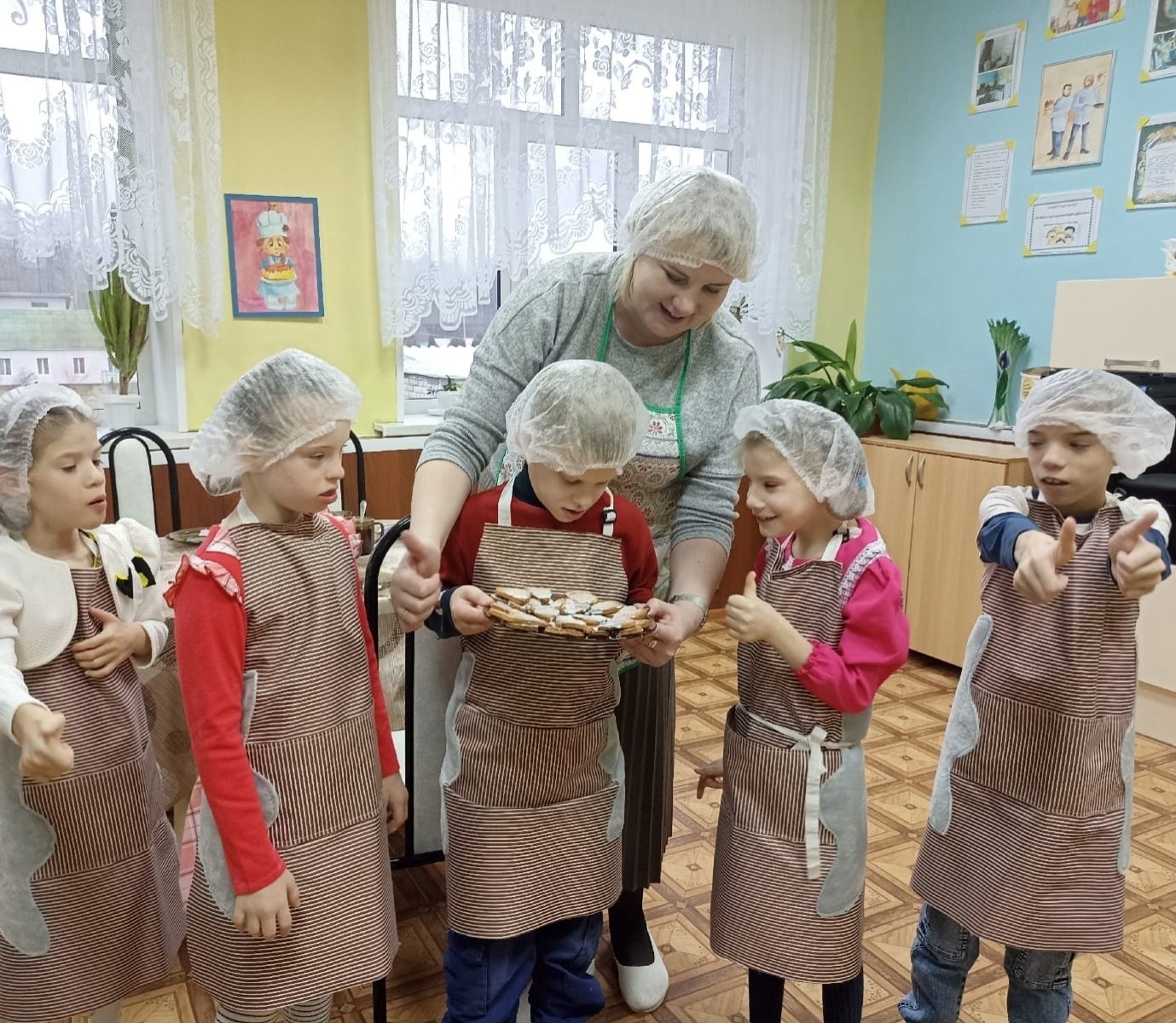 Наша идея - приготовить песочное печенье с говорящим названием "Дарим тепло наших рук"
