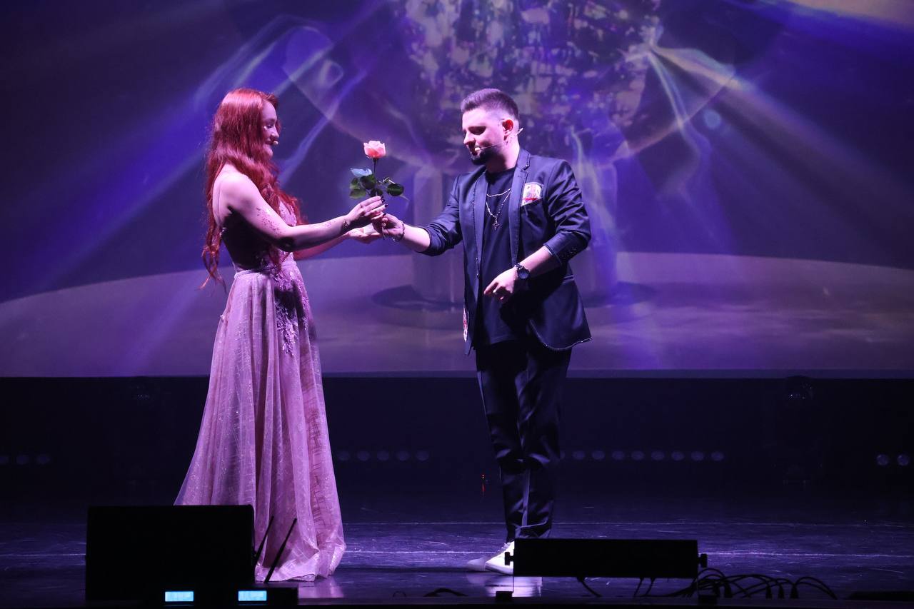 «Новогоднее волшебство». 12 декабря на сцене Дворца культуры им.Д.Н.Медведева, состоялась новогодняя ШОУ-ПРОГРАММА Образцового ансамбля эстрадного танца "Матрица", а также артистов и творческих коллективов нашего Дворца «Новогоднее волшебство». 12 декабря на сцене Дворца культуры им.Д.Н.Медведева, состоялась новогодняя ШОУ-ПРОГРАММА Образцового ансамбля эстрадного танца "Матрица", а также артистов и творческих коллективов нашего Дворца