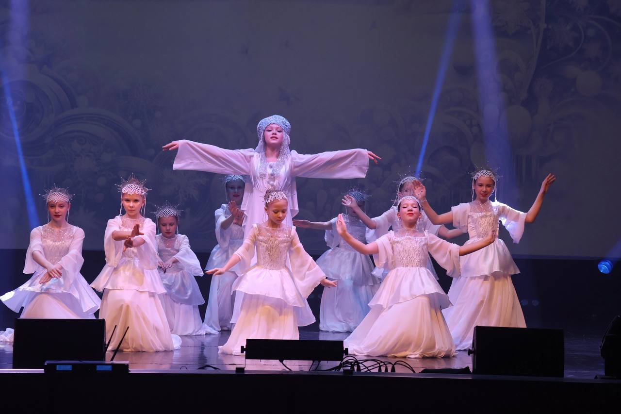 «Новогоднее волшебство». 12 декабря на сцене Дворца культуры им.Д.Н.Медведева, состоялась новогодняя ШОУ-ПРОГРАММА Образцового ансамбля эстрадного танца "Матрица", а также артистов и творческих коллективов нашего Дворца «Новогоднее волшебство». 12 декабря на сцене Дворца культуры им.Д.Н.Медведева, состоялась новогодняя ШОУ-ПРОГРАММА Образцового ансамбля эстрадного танца "Матрица", а также артистов и творческих коллективов нашего Дворца