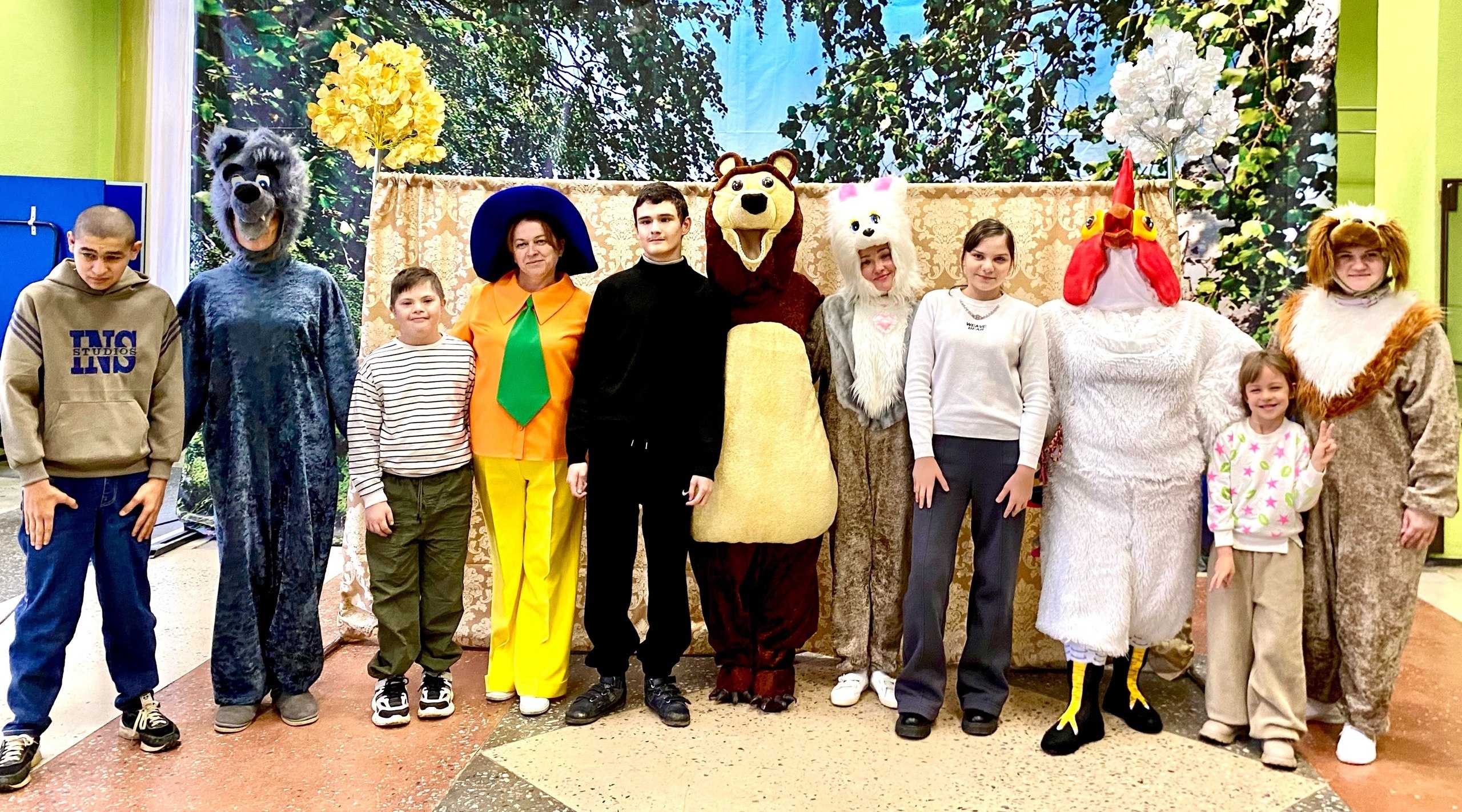 В отделении дневного пребывания и реабилитации ГБУ КЦСОН Климовского района в этот день состоялось кукольное представление любимой детской сказки «Заюшкина избушка»