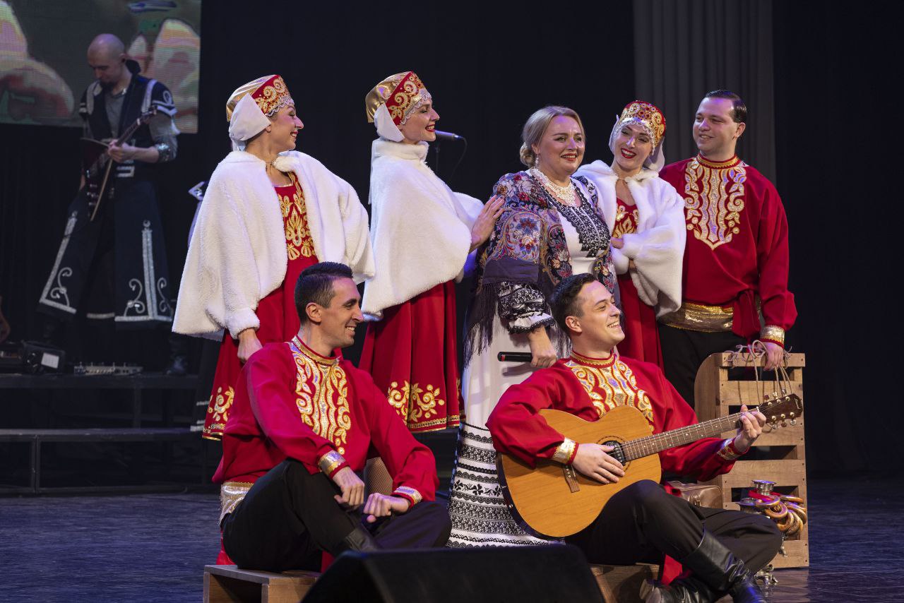 «Будем жить!». Вчера на сцене к/з «Дружба» состоялся сольный концерт ансамбля русских народных инструментов «Надея» и солистки Надежды Ноздрачёвой «Будем жить!». Вчера на сцене к/з «Дружба» состоялся сольный концерт ансамбля русских народных инструментов «Надея» и солистки Надежды Ноздрачёвой